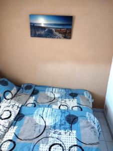 sypialnia z łóżkiem i obrazem na ścianie w obiekcie Appartement Vias-Plage w mieście Vias