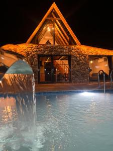 ein Schwimmbad vor einem Haus in der Nacht in der Unterkunft Sapancamtbungalov in Sapanca