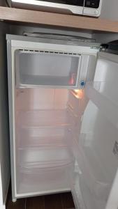 - un réfrigérateur vide avec une porte ouverte dans la cuisine dans l'établissement Suites Town Center Playa blanca, à Playa Blanca