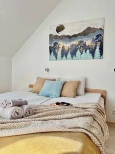 - une chambre avec un lit orné d'une peinture murale dans l'établissement Ruda Sowa, à Nowa Ruda