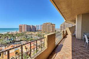 balcón con vistas a la playa y a los edificios en Bella sirena 502-A en Puerto Peñasco