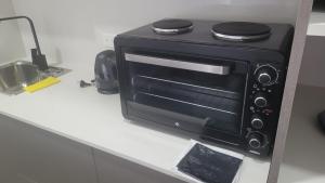 einem schwarzen Toaster, der auf einer Theke sitzt in der Unterkunft Gwyneth casa de playa in Puerto Madryn