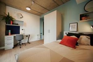Llit o llits en una habitació de Modern 3 Bedroom Apartments and Private Bedrooms at The Loom in Dublin