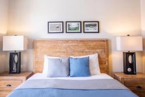 a bedroom with a bed with two lamps and two pillows at Villa #34 - Blue Venao, Playa Venao in Playa Venao