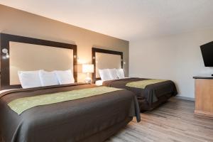 Postel nebo postele na pokoji v ubytování Rodeway Inn & Suites Hwy 217 & 26 W