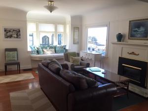 sala de estar con sofá y chimenea en 3118 Yellow House Main home en Pacific Grove