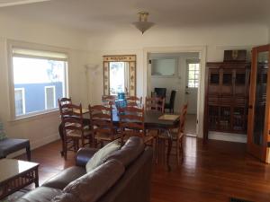 - un salon avec un canapé, une table et des chaises dans l'établissement 3118 Yellow House Main home, à Pacific Grove