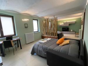 ein Schlafzimmer mit einem großen Bett in einem Zimmer in der Unterkunft Beinalot Country House in Bene Vagienna