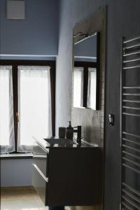 La salle de bains est pourvue d'un lavabo et d'un miroir. dans l'établissement Beinalot Country House, à Bene Vagienna