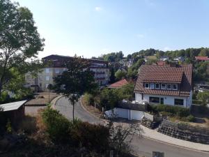 Vistas a una ciudad con una casa y una calle en Fewo-Heikenberg-mit-Schwimmbad, en Bad Lauterberg