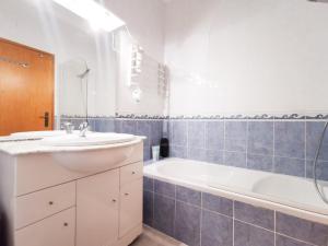 ラゴスにあるCasa Angelaの洗面台と浴槽のあるバスルーム +13枚の写真