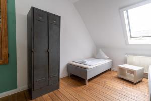 Un pat sau paturi într-o cameră la Stadtwohnungen Linden - Ferienwohnung im Dachgeschoss