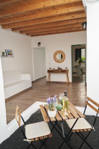 een woonkamer met een tafel en stoelen bij CASA MINGO in Teguise