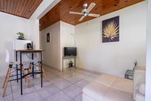 TV a/nebo společenská místnost v ubytování Charmant logement F3 au sud de la Martinique (PMR)