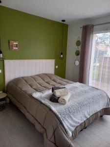 um quarto com uma cama grande e paredes verdes em C La Belle Vie em Pessac