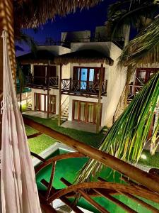伊卡萊的住宿－Casa di Maria flats，棕榈树海滩上别墅的景色