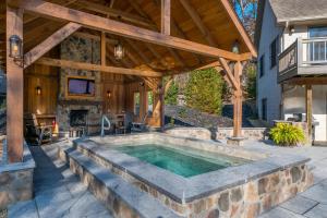 an outdoor swimming pool with a wooden pergola at Cherry Ridge Retreat Luxury Cabins 