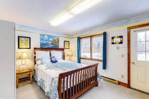 1 dormitorio con cama y ventana en Blue Lagoon Escape Unit-A en Boothbay
