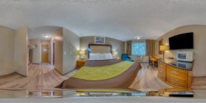 Postel nebo postele na pokoji v ubytování Rodeway Inn & Suites Hwy 217 & 26 W