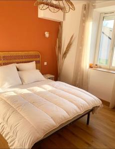 モンチャニンにあるMaison climatisée toute équipéeのベッドルーム1室(窓、白いベッド1台付)