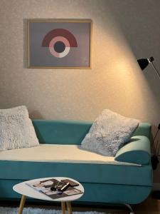un soggiorno con un divano blu e un tavolo di Hi-tech aparts a Chişinău