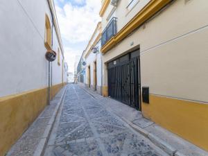 een leeg steegje met een poort in een gebouw bij Center Luxury fjhomefj in Jerez de la Frontera