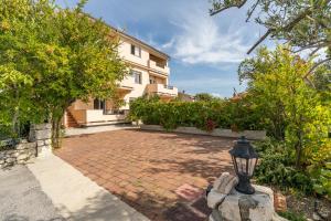 Zahrada ubytování JURIĆ Apartments-Rab