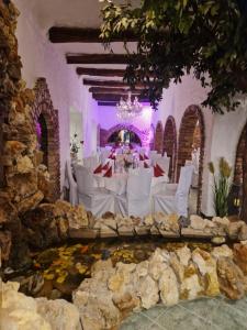 ein Esszimmer mit einem Tisch und einer Steinmauer in der Unterkunft Hotel & Restaurant Bei Baki in Sehnde