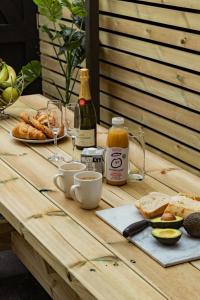 uma mesa de madeira com uma garrafa de vinho e pão em south view em Bournemouth