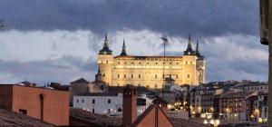 Nespecifikovaný výhled na destinaci Toledo nebo výhled na město při pohledu z penzionu