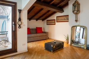 波隆那的住宿－Al Platano Orientale，带沙发和镜子的客厅