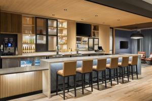 a bar with a row of chairs in a room at Hyatt Place Columbus Polaris in Columbus
