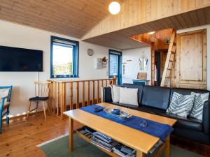 イェアティングにあるThree-Bedroom Holiday home in Esbjerg V 2のリビングルーム(ソファ、テーブル付)
