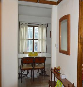 una sala da pranzo con tavolo e finestra di QONDADO a Ushuaia