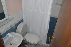 Baño pequeño con aseo y lavamanos en QONDADO en Ushuaia