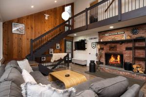 een woonkamer met een bank en een open haard bij Killington Ski Chalet - Newly Renovated in Killington