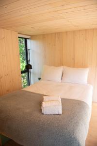 um quarto com uma cama num quarto de madeira em Silvestre lodge em Buchupureo