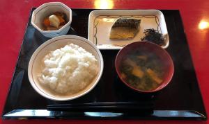 una bandeja de comida con arroz y otros alimentos. en Aizu Kogen International Human Resources Center - Vacation STAY 34873v en Minamiaizu