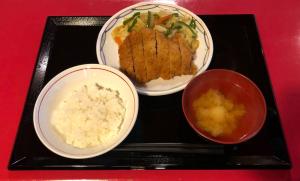 een dienblad met twee borden eten en een kom rijst bij Aizu Kogen International Human Resources Center - Vacation STAY 34901v in Minamiaizu
