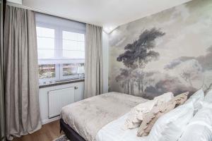 1 dormitorio con una gran pintura en la pared en Widok na Górke en Chełm