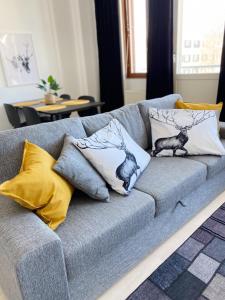 ロヴァニエミにあるCity Studio Ukkoのリビングルーム(グレーのソファ、枕付)
