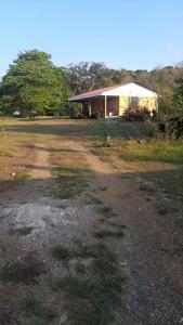 a dirt road in front of a house at Cabinas las Gemelas in Pavones