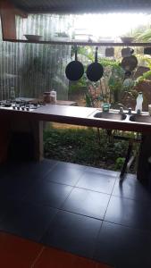 eine Küche mit einem Tisch mit Töpfen und Pfannen in der Unterkunft Cabinas las Gemelas in Pavones