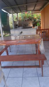 una gran mesa de madera en la parte superior de un patio en Cabinas las Gemelas, en Pavones