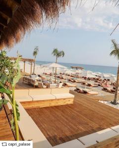 - Vistas a una playa con sillas y sombrillas en Heaven Residence - Green Coast Resort, Palasë en Llogara