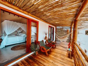 una camera con letto e amaca di Vila Heruê - Praia do Espelho a Porto Seguro Altre 88 foto