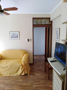 1 dormitorio con 1 cama y TV de pantalla plana en Departamento 2 ambientes Piso 14 Mucho sol y buena vista en Buenos Aires