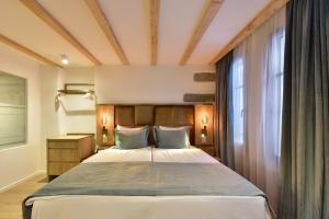 Letto o letti in una camera di Hôtel Rousseau Plus