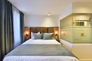 Letto o letti in una camera di Hôtel Rousseau Plus