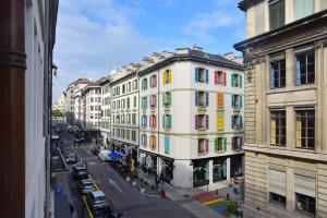 uma vista para uma rua da cidade com edifícios em Hôtel Rousseau Plus em Genebra